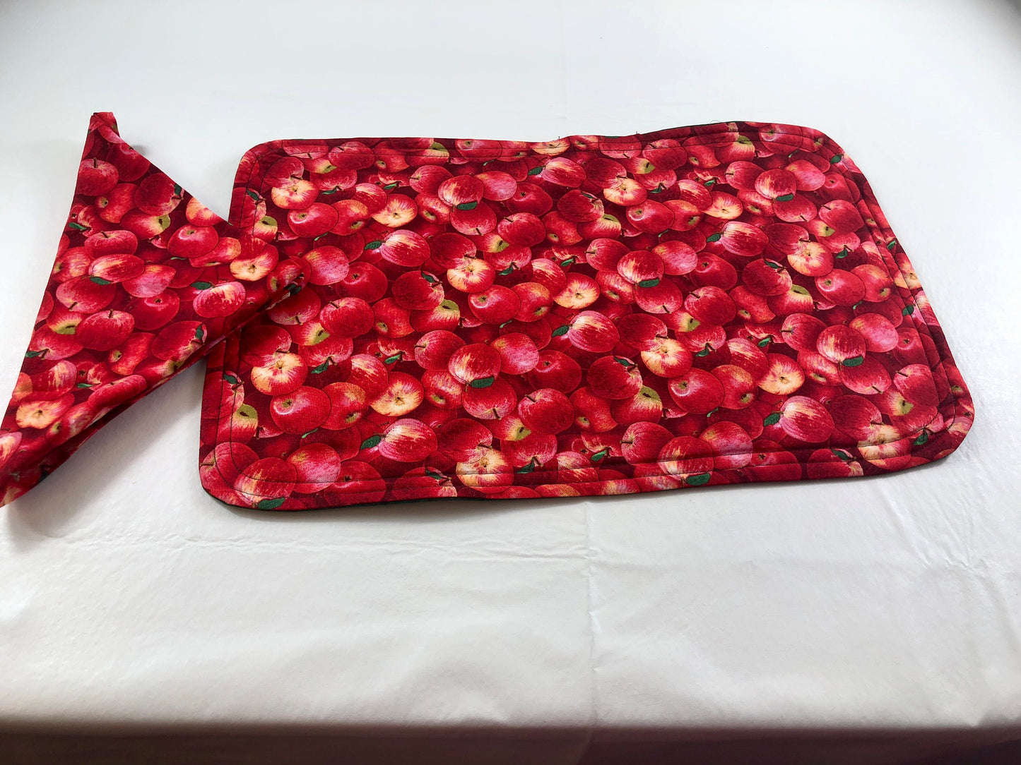 Apples fabric placemats, reversible with green placemats padded Set of 2