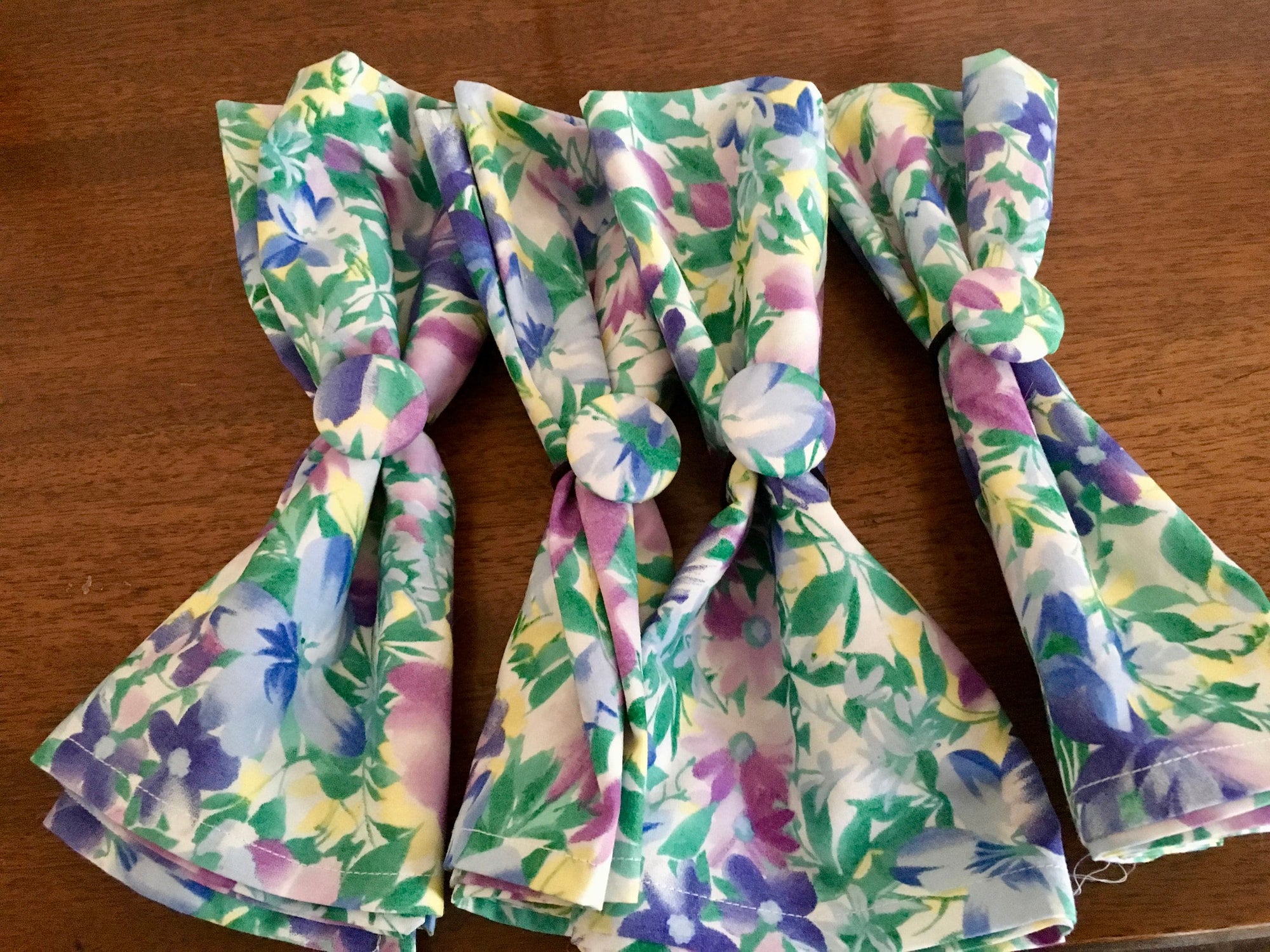 Floral print cloth napkins with matching napkin rings